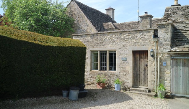 THE HERMITAGE, character holiday cottage, with a garden in Poulton