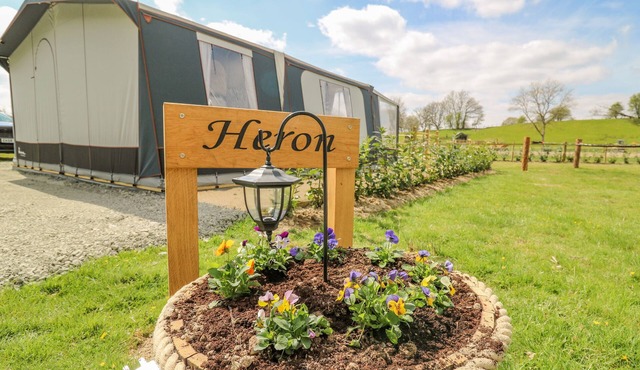 THE HERON, pet friendly, with hot tub in Rhayader