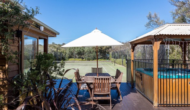 The Heyfield Hideaway, Rye - House and Cottage package with tennis court and hot tub spa.