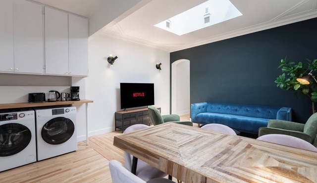 The Hibiscus | Office | WIFI | TV | Balcony | Park