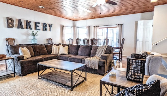 The Hickory House - Walk to Downtown Three Oaks - Week Stay Discount