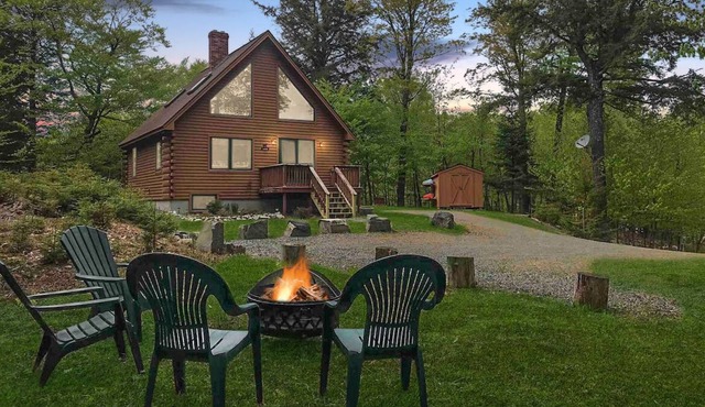 The Hidden Cabin (Close Access to Moosehead Lake!)