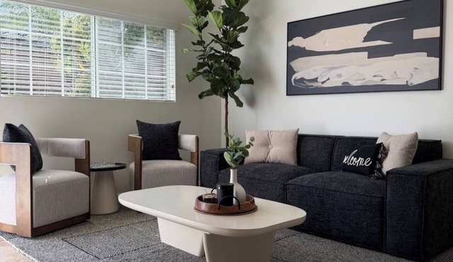 The Hidden Gem 2BR,private entry, yard, parking, Near Beach,Dining,Shops,Cinema