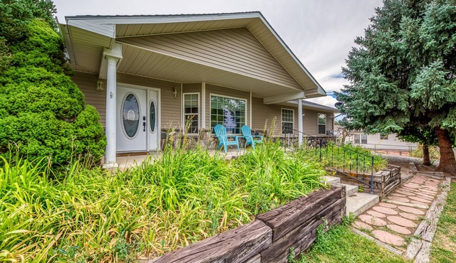 The Hidden Gem House- 3 Bedroom house with hot tub