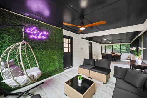 The Hidden Oasis! Minutes to dwntwn and ATL airpt!