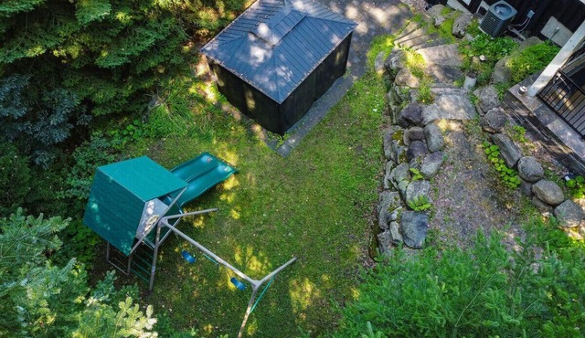 The Hidden Porch at Sir Sam's (hot tub & sauna)