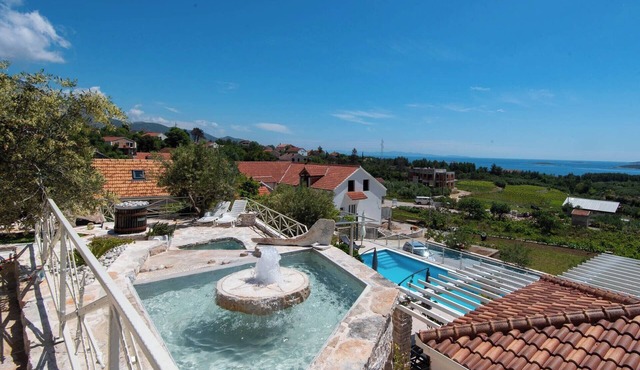 The Hidden Treasure Village, 7-Bedroom Luxury Holiday Resort with children playground, private Pool and Private Parking, SEA VIEW