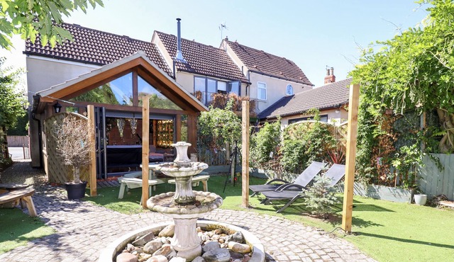 THE HIDE AWAY, pet friendly, luxury holiday cottage in Barlby