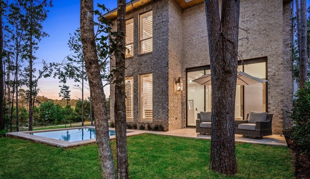 The Hide - Peaceful forest retreat just minutes from the city.