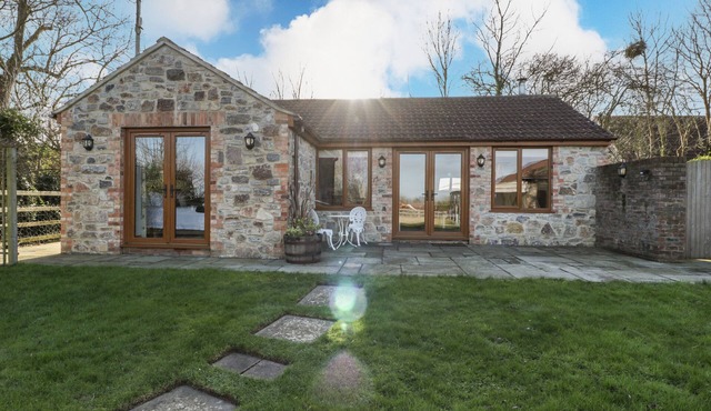 THE HIDE, romantic, character holiday cottage in Edington