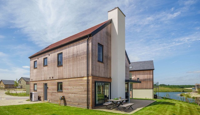 The Hide sleeps 8 guests in 4 bedrooms