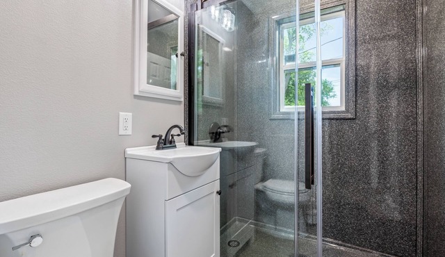 "The Hideaway 1" Charming 2-bedroom house with WiFi, AC in fabulous Farmington