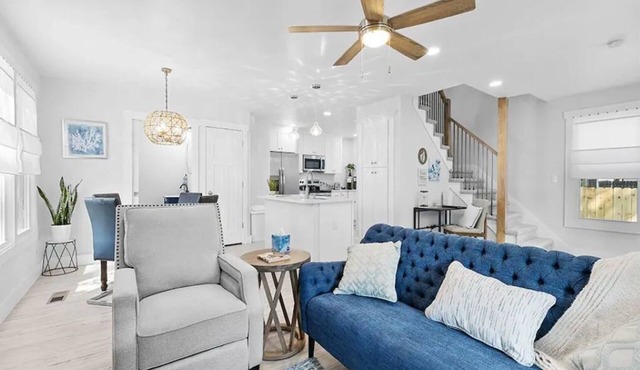 The Hideaway: 2 Bedroom 2.5 Bath, blocks to ocean.