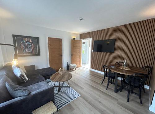The Hideaway - 2-Bedroom Apartment with outdoor terrace & free parking