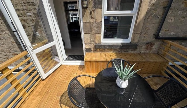 The Hideaway – 2-Bedroom Apartment with outdoor terrace & free parking