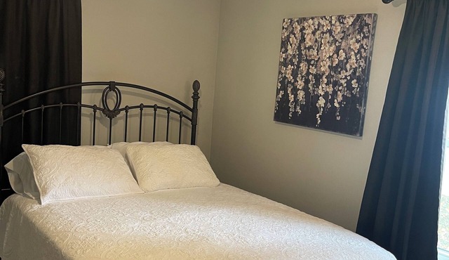 "The Hideaway 2" Charming 2-bedroom house in delightful Farmington with WiFi, AC