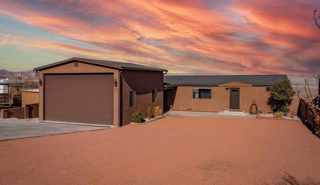 The Hideaway - 50 Mile Views, Sleeps 8, Big Garage