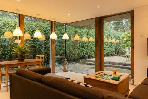 The Hideaway - A cosy retreat by the lakes