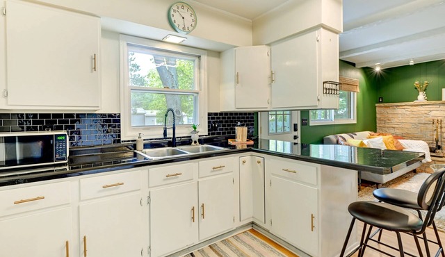 The Hideaway - a cozy cabin + Puckaway Lake access. Kayaks & family friendly!