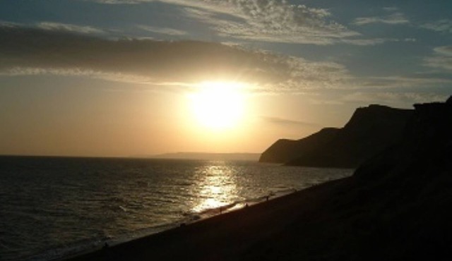 The Hideaway-A Peaceful And private location, countryside views. 2 mins to beach