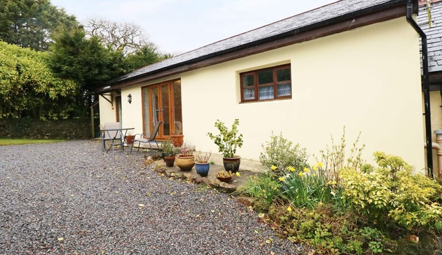 THE HIDEAWAY AT THE BARN, romantic, with a garden in Amroth