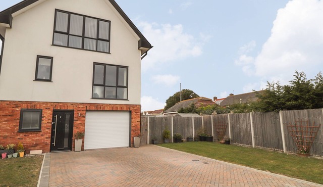 THE HIDEAWAY BEACH HOUSE, family friendly in Littlestone-On-Sea