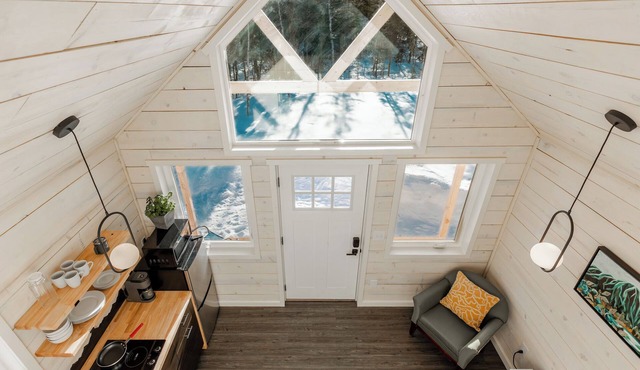 The Hideaway Chalet, a deluxe mountain-based retreat for 2 in EKlutna Valley