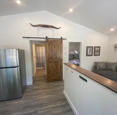 The Hideaway Cottage with Private trails