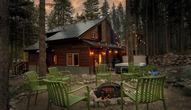 The Hideaway: Cozy 4-bedroom cabin with hot tub minutes to Breck