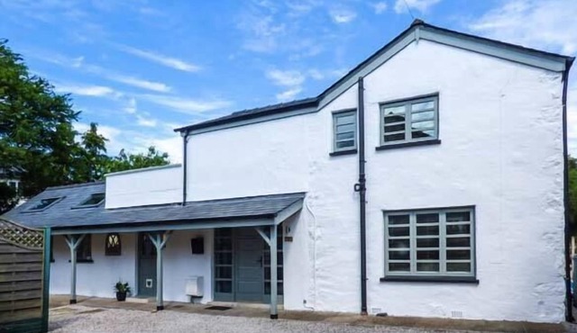 THE HIDEAWAY, family friendly, luxury holiday cottage in Silverdale