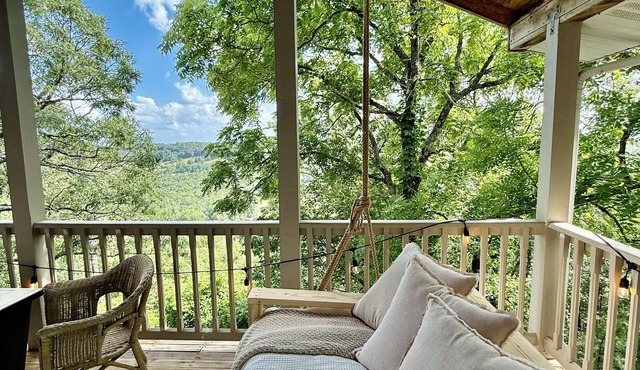 The Hideaway House at The Bluebird - 3 bed/4 bath, pet friendly, hot tub!