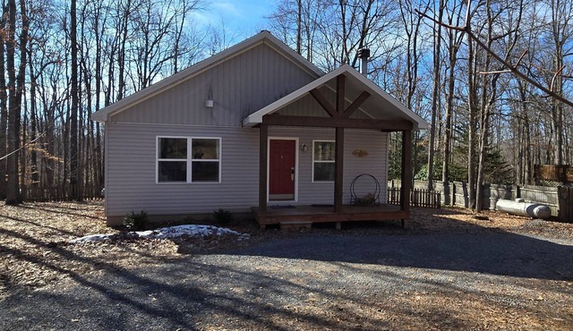 The Hideaway House- 3 bedroom with Hot Tub, Fenced Yard, Lake Access