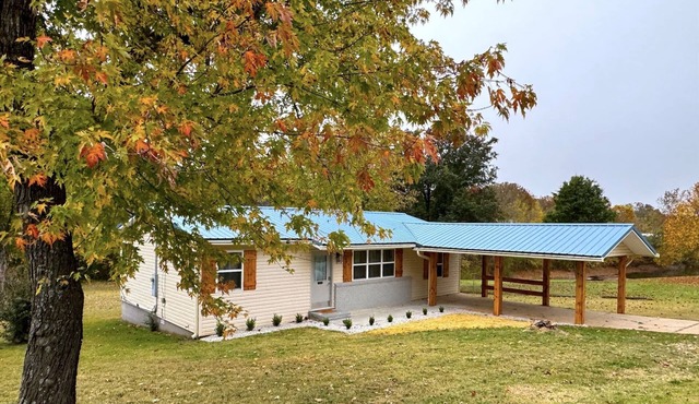 The Hideaway House is a newly remodeled 3 bed 1 bath with cozy and calm living!