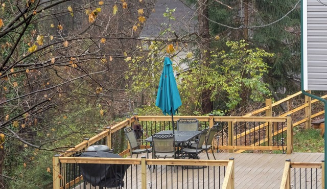 The Hideaway House: Sleeps up to 7 with stunning deck views overlooking a creek