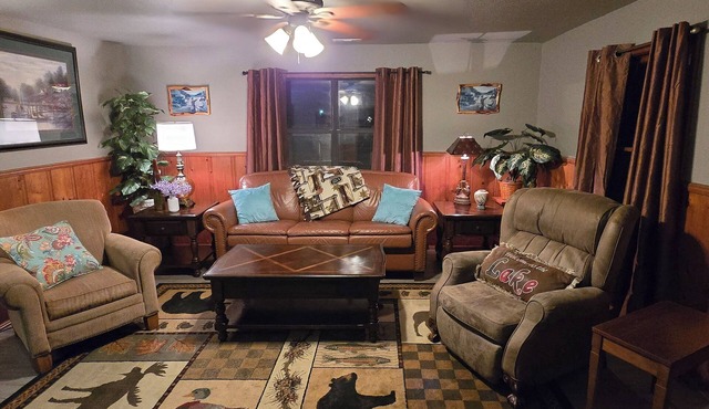The Hideaway on Locust, 2 bedroom, pet friendly home in Lead Hill, Arkansas