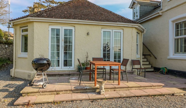 THE HIDEAWAY, pet friendly, country holiday cottage in Thurlestone