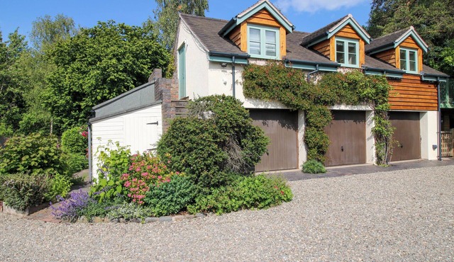 THE HIDEAWAY, pet friendly, character holiday cottage in Longden