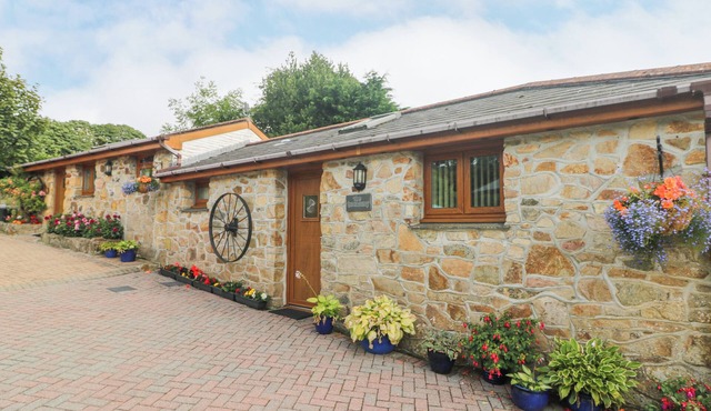 THE HIDEAWAY, pet friendly, character holiday cottage in St Austell