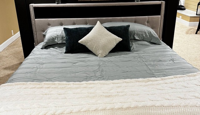 The Hideaway, Private King Suite Near MTSU