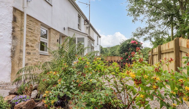 THE HIDEAWAY, romantic, country holiday cottage in Chacewater