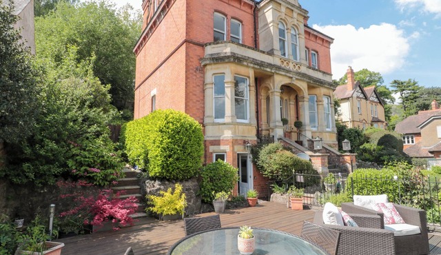 THE HIDEAWAY, romantic, with a garden in Malvern