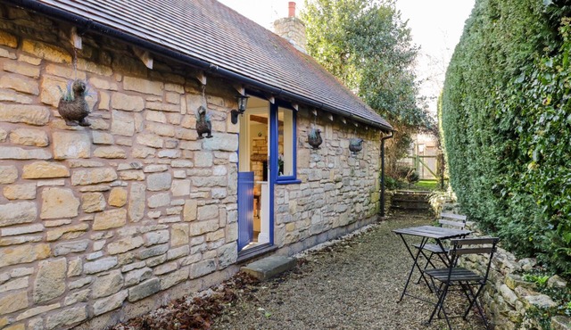 THE HIDEAWAY, romantic, with a garden in Eckington