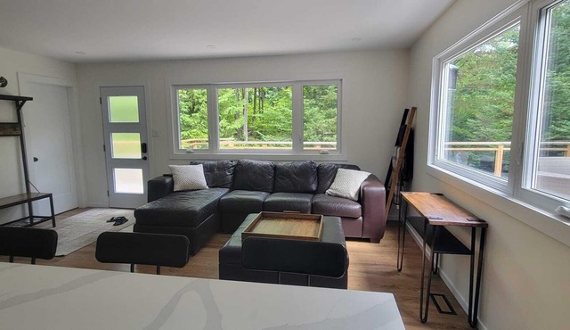 The Hideaway-Three bedroom cottage by Crystal lake