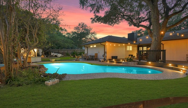 The Hideaway Vaca-South Austin: A Swim & Grill Oasis with Game Barn & back deck
