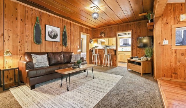 The Hideaway- Walk to DT, Hike to the Lake!