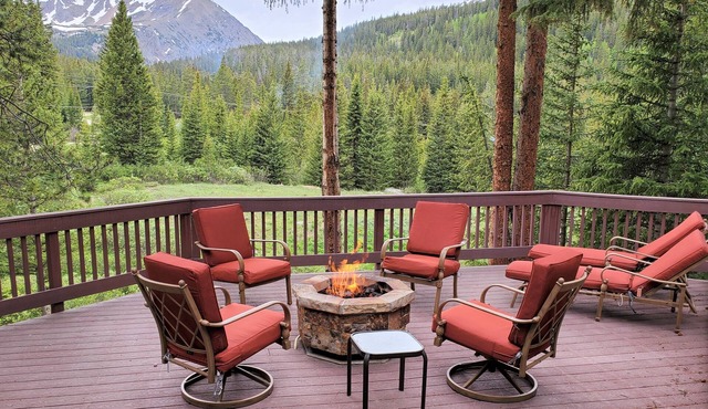 The Hideout: 1-story King Beds, Huge Deck, Hot Tub, Cozy & Pet-Friendly