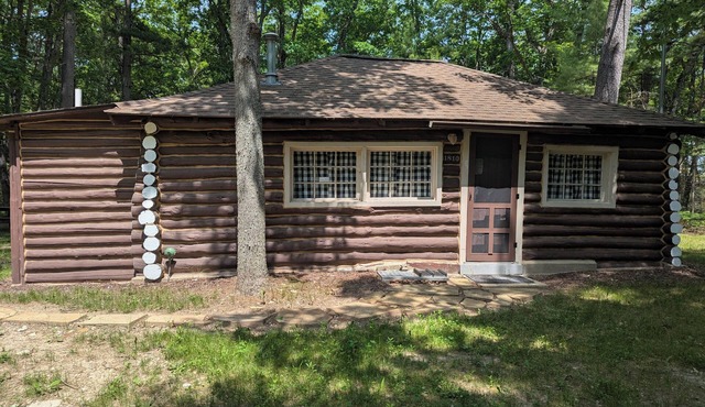 The Hideout - Cute, Peaceful, and Dog-Friendly Rustic Cabin on Au Sable River