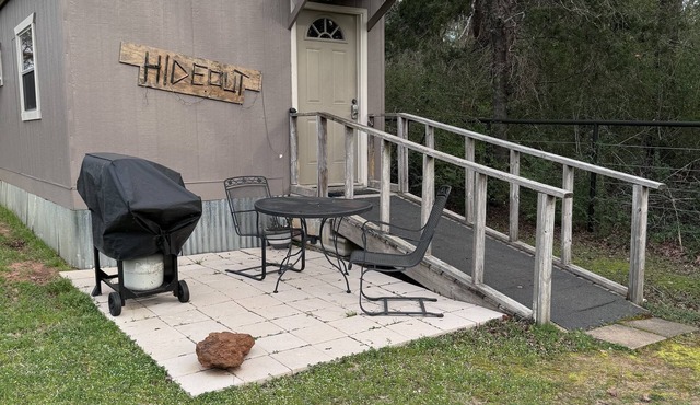 The Hideout Less than 5 minutes from Lake Palestine. Seventy five a nt.