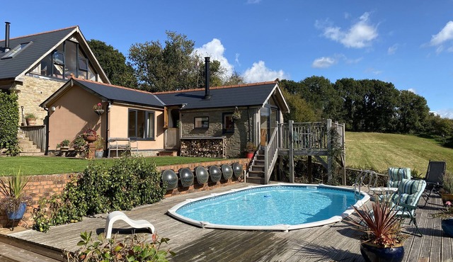 THE HIDEOUT, pet friendly, luxury holiday cottage in Llangrove