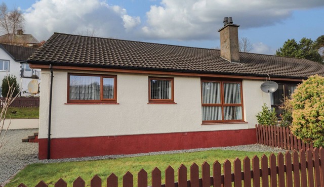 THE HIDEOUT, pet friendly, country holiday cottage in Portree